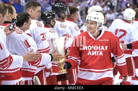 Sochi, Russland. 10. Mai, 2018. Der russische Präsident Wladimir Putin, #11, beglückwünscht Spieler während der Nacht Hockey League Match in der 7. russischen laienhaften Ice Hockey Festival am Bolschoj Ice Dome am 10. Mai in Sotschi, Russland 2018. (Russische Vorsitz über Planetpix) Credit: Planetpix/Alamy leben Nachrichten Stockfoto