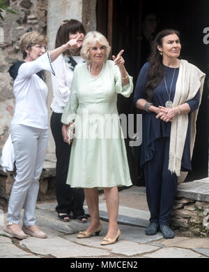 Athen, Griechenland. 10. Mai, 2018. Der britische Herzogin von Cornwall, Camilla (C) Besuche im Kloster Kaisariani in Athen, Griechenland, 10. Mai 2018, durch die griechische Kultur Minister Lydia Koniordou (R), der als Teil des dreitägigen offiziellen Besuch des Königspaares in Griechenland begleitet. © Elias Verdi/Alamy leben Nachrichten Stockfoto