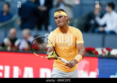 Madrid, Spanien. 10. Mai, 2018. Manzanares Park Tennis Centre, Madrid, Spanien; Mutua Madrid Open Tennis; Rafael Nadal (ESP) dient der Credit: Aktion Plus Sport Bilder/Alamy leben Nachrichten Stockfoto
