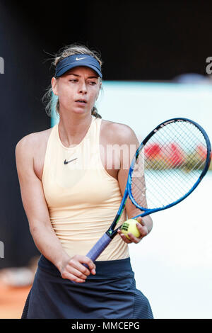 Madrid, Spanien. 10. Mai, 2018. Manzanares Park Tennis Centre, Madrid, Spanien; Mutua Madrid Open Tennis; Maria Sharapova (RUS) dient der Credit: Aktion Plus Sport Bilder/Alamy leben Nachrichten Stockfoto