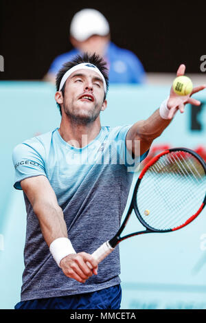 Madrid, Spanien. 10. Mai, 2018. Manzanares Park Tennis Centre, Madrid, Spanien; Mutua Madrid Open Tennis; Leonardo Mayer (ARG) dient der Credit: Aktion Plus Sport Bilder/Alamy leben Nachrichten Stockfoto