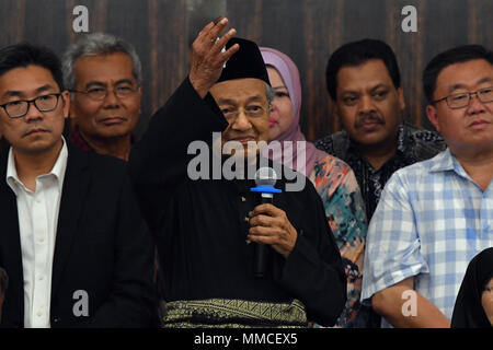 Kuala Lumpur, Malaysia. 10. Mai, 2018. Malaysias Premierminister Mahathir Mohamad (C) nimmt an einer Pressekonferenz in Petaling Jaya, Selangor, Malaysia, 10. Mai 2018. Mahathir Mohamad, 92, ein ehemaliger malaysischer Premierminister, der die Opposition einen erstaunlichen Sieg bei der Bundestagswahl zu erreichen führte, nahm den Amtseid auf Donnerstag Nacht, eines der weltweit älteste Regierungschef. Credit: Chong Voon Chung/Xinhua/Alamy leben Nachrichten Stockfoto