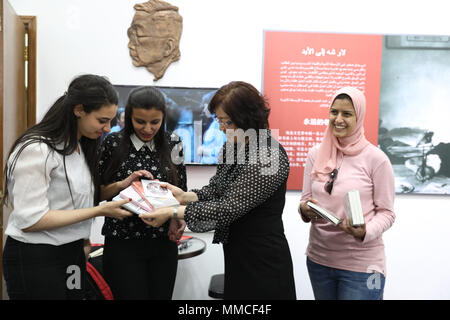 (180510) - ISMAILIA (Ägypten), 10. Mai 2018 (Xinhua) - Wang Hongying (2. R), Direktor von Lao Sie Memorial Hall in Peking, Geschenke Bücher zu den Suez Kanal Universität in Ismailia Provinz, Ägypten, am 10. Mai 2018. Ägyptischen Suez Canal University am Donnerstag eröffnet eine ständige Ausstellung zur verstorbenen chinesischen Schriftsteller Lao She, die erste Ausstellung außerhalb Chinas statt. (Xinhua) Stockfoto