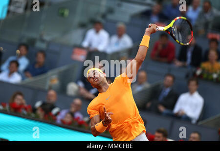 Madrid, Spanien. 10. Mai, 2018. Rafael Nadal von Spanien dient zur Diego Schwartzman von Argentinien in ihrer Viertelfinalegleichen am Tag sechs der Mutua Madrid Open im La Caja Magica. Credit: Manu Reino/SOPA Images/ZUMA Draht/Alamy leben Nachrichten Stockfoto