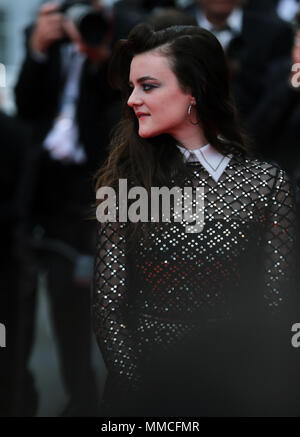 Cannes, Frankreich. 10. Mai, 2018. Die französische Schauspielerin Adele Wismes Posen auf dem roten Teppich vor der Premiere des Films "sorry Angel" am 71. Filmfestival in Cannes Cannes, Frankreich, am 10. Mai 2018. Die 71. Filmfestspielen von Cannes wird von 8. Mai bis 19. Mai statt. Credit: Luo Huanhuan/Xinhua/Alamy leben Nachrichten Stockfoto