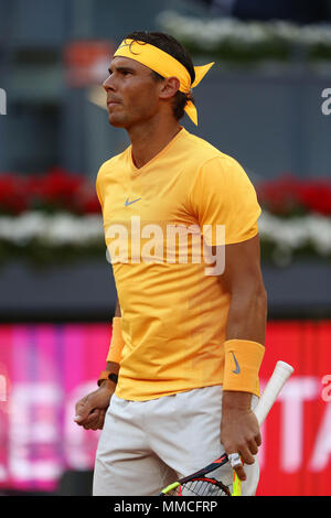 Madrid, Spanien. 10. Mai, 2018. Rafael Nadal von Spanien dient zur Diego Schwartzman von Argentinien in ihrer Viertelfinalegleichen am Tag sechs der Mutua Madrid Open im La Caja Magica. Credit: Manu Reino/SOPA Images/ZUMA Draht/Alamy leben Nachrichten Stockfoto