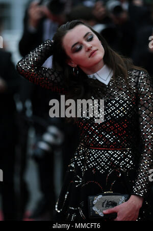 Cannes, Frankreich. 10. Mai, 2018. Die französische Schauspielerin Adele Wismes Posen auf dem roten Teppich vor der Premiere des Films "sorry Angel" am 71. Filmfestival in Cannes Cannes, Frankreich, am 10. Mai 2018. Die 71. Filmfestspielen von Cannes wird von 8. Mai bis 19. Mai statt. Credit: Luo Huanhuan/Xinhua/Alamy leben Nachrichten Stockfoto