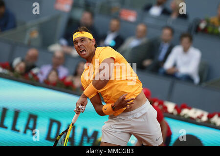 Madrid, Spanien. 10. Mai, 2018. Rafael Nadal von Spanien dient zur Diego Schwartzman von Argentinien in ihrer Viertelfinalegleichen am Tag sechs der Mutua Madrid Open im La Caja Magica. Credit: Manu Reino/SOPA Images/ZUMA Draht/Alamy leben Nachrichten Stockfoto