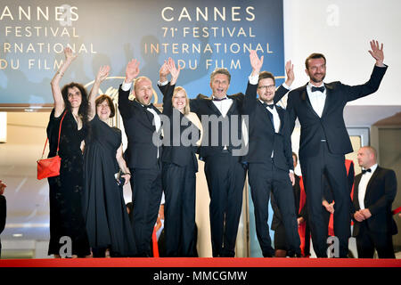 Cannes, Frankreich. 10. Mai, 2018. Hersteller Tanya Seghatchian und Ewa Puszczynska, Schauspieler Borys Szyc, Schauspielerin Joanna Kulig, Direktor Pawel Pawlikowski, Kameramann Lukasz Zal und Schauspieler Tomasz Kot (von L nach R) der Film 'Kalten Krieges' posieren für Fotos, die Während der Premiere roten Teppich des 'Kalten Krieges' an die 71. Internationale Filmfestspiele von Cannes in Cannes, Frankreich, am 10. Mai 2018. Die 71. Internationalen Filmfestspiele von Cannes ist von 8. Mai bis 19. Mai statt. Credit: Chen Yichen/Xinhua/Alamy leben Nachrichten Stockfoto