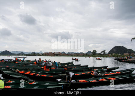 Yunnan, Provinz Yunnan, China. 11. Mai, 2018. Yunnan, China-11.Mai 2018: Landschaft von Puzhehei malerischen Ort im Süden der chinesischen Provinz Yunnan. Die Puzhehei Scenic Area ist 13 Kilometer (8,1 Meilen) nordwestlich von Qiubei Kreisstadt, Wenshan Zhuang, Miao Autonomen Präfektur. Als typische Karstlandschaft, die malerische Umgebung ist reich an schönen Gewässern und grünen Bergen, die sehr ähnlich sind und sogar schöner als die in Guilin. Daher Puzhehei ist als "eine eindeutige pastorale Szene in China" Credit gelobt: SIPA Asien/ZUMA Draht/Alamy leben Nachrichten Stockfoto