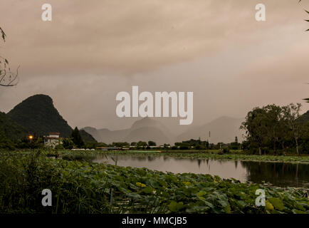 Yunnan, Provinz Yunnan, China. 11. Mai, 2018. Yunnan, China-11.Mai 2018: Landschaft von Puzhehei malerischen Ort im Süden der chinesischen Provinz Yunnan. Die Puzhehei Scenic Area ist 13 Kilometer (8,1 Meilen) nordwestlich von Qiubei Kreisstadt, Wenshan Zhuang, Miao Autonomen Präfektur. Als typische Karstlandschaft, die malerische Umgebung ist reich an schönen Gewässern und grünen Bergen, die sehr ähnlich sind und sogar schöner als die in Guilin. Daher Puzhehei ist als "eine eindeutige pastorale Szene in China" Credit gelobt: SIPA Asien/ZUMA Draht/Alamy leben Nachrichten Stockfoto