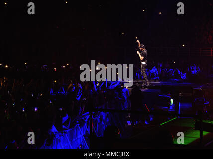 Athen, Griechenland. 10. Mai, 2018. Spanische Sänger Enrique Iglesias führt zu einem solo Konzert in der Olympic Athletic Center in Athen, Griechenland, am 10. Mai 2018. Credit: Liu Yongqiu/Xinhua/Alamy leben Nachrichten Stockfoto