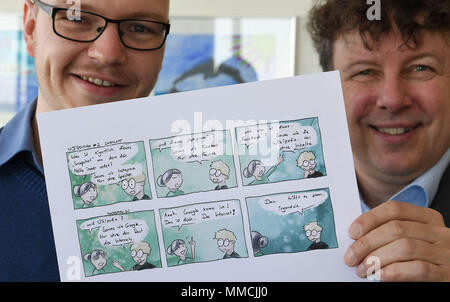 08 Mai 2018, Deutschland, Bremen: Jannis Stoppe, Schublade des Web comic Noerdman und Informatiker Rolf Drechsler Holding a Drucken aus dem Comic. Der Comic ist über Technik, Nerds und im Norden. Stoppe Wörter zusammen mit dem Informatiker Rolf Drechsler an der Universität Bremen. Foto: Carmen Jaspersen/dpa Stockfoto