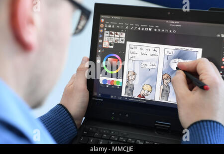 08 Mai 2018, Deutschland, Bremen: Jannis Stoppe Zeichnung ein Comic auf seinem Computer, der im Internet unter www. noerdman.de. Der Comic ist über Technik, Nerds und im Norden. Stoppe Wörter zusammen mit dem Informatiker Rolf Drechsler an der Universität Bremen. Foto: Carmen Jaspersen/dpa Stockfoto
