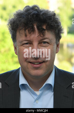 08 Mai 2018, Deutschland, Bremen: Informatiker Rolf Drechsler stand am Fenster seines Büros an der Universität. Der Comic ist über Technik, Nerds und im Norden. Stoppe Wörter zusammen mit dem Informatiker Rolf Drechsler an der Universität Bremen. Foto: Carmen Jaspersen/dpa Stockfoto