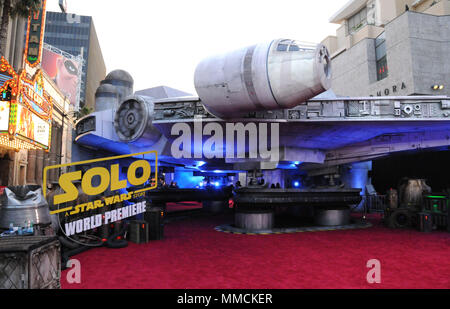 Hollywood, Kalifornien, USA. 10. Mai, 2018. Einen Überblick über die Atmosphäre des Millennium Falcon auf dem roten Teppich Eingang bei der Premiere von Disney Pictures und Lucasfilms' 'Solo: ein Star Wars Story' an der Dolby Theater, El Capitan Theatre und Grauman's Chinese Theater am 10. Mai in Hollywood, Kalifornien 2018. Foto von Barry King/Alamy leben Nachrichten Stockfoto