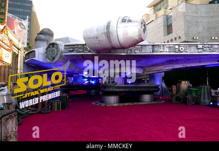 Hollywood, Kalifornien, USA. 10. Mai, 2018. Einen Überblick über die Atmosphäre des Millennium Falcon auf dem roten Teppich Eingang bei der Premiere von Disney Pictures und Lucasfilms' 'Solo: ein Star Wars Story' an der Dolby Theater, El Capitan Theatre und Grauman's Chinese Theater am 10. Mai in Hollywood, Kalifornien 2018. Foto von Barry King/Alamy leben Nachrichten Stockfoto