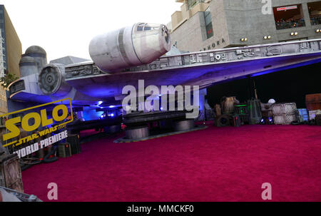 Hollywood, Kalifornien, USA. 10. Mai, 2018. Einen Überblick über die Atmosphäre des Millennium Falcon auf dem roten Teppich Eingang bei der Premiere von Disney Pictures und Lucasfilms' 'Solo: ein Star Wars Story' an der Dolby Theater, El Capitan Theatre und Grauman's Chinese Theater am 10. Mai in Hollywood, Kalifornien 2018. Foto von Barry King/Alamy leben Nachrichten Stockfoto