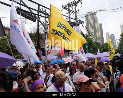 Cebu City, Philippinen. 11. Mai, 2018. Eine Kundgebung in der Unterstützung für Oberrichter Sereno verloren onna Abstimmung von 8 gegen 6 Richter. Credit: George Buid/ZUMA Draht/Alamy leben Nachrichten Stockfoto