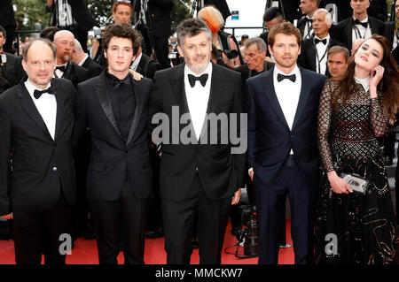 Cannes, Frankreich. 10. Mai, 2018. Denis Podalydes, Vincent Lacoste, Christophe Honore, Pierre Deladonchamps und Adele Wismes der 'Sorry Engel/Plaire, aimer et courir Vite" Premiere während der 71St Cannes Film Festival im Palais des Festivals am 10. Mai 2018 in Cannes, Frankreich Quelle: Geisler-Fotopress/Alamy Leben Nachrichten an Stockfoto