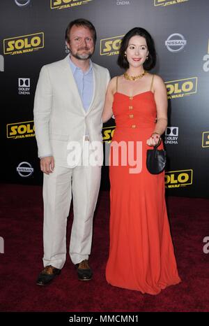 Los Angeles, CA, USA. 10. Mai, 2018. Rian Johnson, Karina Longworth in der Ankunftshalle für SOLO: EIN STAR WARS Premiere, El Capitan Theatre, Los Angeles, CA: 10. Mai 2018. Credit: Everett Collection Inc/Alamy leben Nachrichten Stockfoto