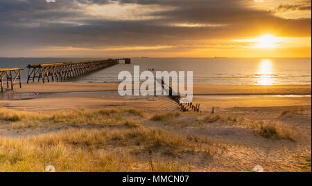 Die Landspitze, Hartlepool, County Durham, England, UK. 11. Mai, 2018. Wetter: Ein herrlicher Sonnenaufgang über steetley Pier in Hartlepool an einem hellen, aber kühlen Freitag Morgen auf dem Durham Heritage Coast. Der Pier wurde benutzt, um Wasser zu pumpen zu lange geschlossen und abgerissen Steetley Magnesit funktioniert. Credit: ALAN DAWSON/Alamy leben Nachrichten Stockfoto