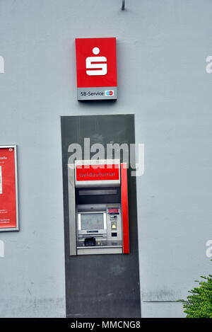 10. Mai 2018, Deutschland, Köln: Ein Geldautomat der Sparkasse ist bereit für die Kunden. Foto: Horst Galuschka/dpa/Horst Galuschka dpa Stockfoto