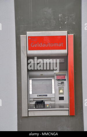 10. Mai 2018, Deutschland, Köln: Ein Geldautomat der Sparkasse ist bereit für die Kunden. Foto: Horst Galuschka/dpa/Horst Galuschka dpa Stockfoto