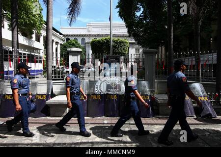 Manila, Philippinen. 11. Mai, 2018. Starke Polizeipräsenz rund um den Obersten Gerichtshof, in Padre Faura in Manila. In einem historischen Versuch, die 24 Vorsitzenden des Obersten Gerichtshofes wurde über Quo Warranto verdrängt. Die Richter stimmten 8 zu 6 zugunsten der Quo Warranto durch Amt der Solicitor General gespeichert. Credit: SOPA Images Limited/Alamy leben Nachrichten Stockfoto