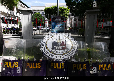 Manila, Philippinen. 11. Mai, 2018. Starke Polizeipräsenz rund um den Obersten Gerichtshof, in Padre Faura in Manila. In einem historischen Versuch, die 24 Vorsitzenden des Obersten Gerichtshofes wurde über Quo Warranto verdrängt. Die Richter stimmten 8 zu 6 zugunsten der Quo Warranto durch Amt der Solicitor General gespeichert. Credit: SOPA Images Limited/Alamy leben Nachrichten Stockfoto