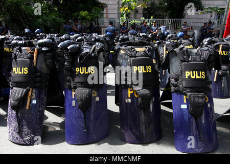 Manila, Philippinen. 11. Mai, 2018. Polizei Kampfausrüstung auf Stand-by vor dem Obersten Gericht in Manila. In einem historischen Versuch, die 24 Vorsitzenden des Obersten Gerichtshofes wurde über Quo Warranto verdrängt. Die Richter stimmten 8 zu 6 zugunsten der Quo Warranto durch Amt der Solicitor General gespeichert. Credit: SOPA Images Limited/Alamy leben Nachrichten Stockfoto