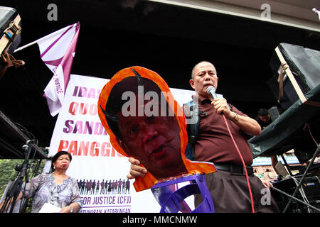 Manila, Philippinen. 11. Mai, 2018. Fr. Robert Reyes spricht gegen die angebliche Kontrolle der Präsident Duterte der Justiz in Manila. In einem historischen Versuch, die 24 Vorsitzenden des Obersten Gerichtshofes wurde über Quo Warranto verdrängt. Die Richter stimmten 8 zu 6 zugunsten der Quo Warranto durch Amt der Solicitor General gespeichert. Credit: SOPA Images Limited/Alamy leben Nachrichten Stockfoto