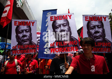 Manila, Philippinen. 11. Mai, 2018. Die Demonstranten halten Banner gegen Präsident Duterte in der Nähe des Obersten Gerichtshofes in Manila. In einem historischen Versuch, die 24 Vorsitzenden des Obersten Gerichtshofes wurde über Quo Warranto verdrängt. Die Richter stimmten 8 zu 6 zugunsten der Quo Warranto durch Amt der Solicitor General gespeichert. Credit: SOPA Images Limited/Alamy leben Nachrichten Stockfoto