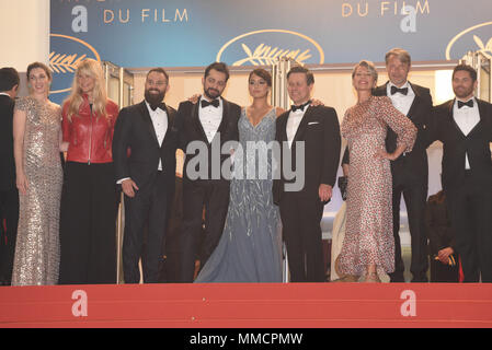 Cannes, Frankreich. Mai 10, 2018 - Cannes, Frankreich: Ryan Morrison, Joe Penna, Maria Thelma Smaradottir, Hanne Jacobsen, Mads Mikkelsen "Arktis" Premiere während der 71St Cannes Film Festival teilnehmen. Credit: Idealink Fotografie/Alamy leben Nachrichten Stockfoto