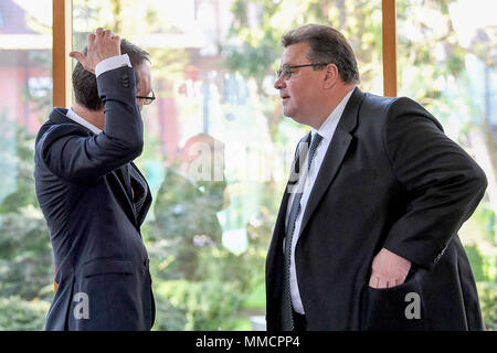 Palenga, Litauen. 11. Mai 2018, Litauen, Palanga: Der deutsche Außenminister Heiko Maas (l) von der Sozialdemokratischen Partei (SPD) trifft seinen litauischen Amtskollegen Linas Linkevicius. Foto: Britta Pedersen/dpa-Zentralbild/dpa Quelle: dpa Picture alliance/Alamy leben Nachrichten Stockfoto