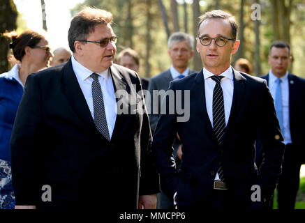 Palenga, Litauen. 11. Mai 2018, Litauen, Palanga: Der deutsche Außenminister Heiko Maas (r) von der Sozialdemokratischen Partei (SPD) trifft seinen litauischen Amtskollegen Linas Linkevicius. Foto: Britta Pedersen/dpa-Zentralbild/dpa Quelle: dpa Picture alliance/Alamy leben Nachrichten Stockfoto