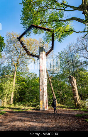 Edinburgh, Großbritannien. 10. Mai, 2018. Die 2018 Saison Eröffnung der Schottischen Skulpturenpark Jupiter Artland und die Enthüllung der Steinbruch von phyllida Barlow. Der britische Künstler Phyllida Barlow wurde von Nicky & Robert Wilson in Auftrag zu erstellen "Steinbruch", einer permanenten Standort-spezifischen Kommission für die Sammlung an den Jupiter Artland Grundlage für den zehnten Jahrestag der Organisation. Dies ist phyllida Barlow's erste permanente outdoor Kommission. Jupiter Artland öffnet sich der Öffentlichkeit am Samstag, den 12. Mai 2018. Credit: Andy Catlin/Alamy leben Nachrichten Stockfoto