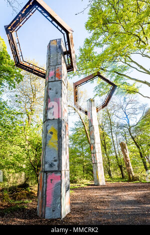 Edinburgh, Großbritannien. 10. Mai, 2018. Die 2018 Saison Eröffnung der Schottischen Skulpturenpark Jupiter Artland und die Enthüllung der Steinbruch von phyllida Barlow. Der britische Künstler Phyllida Barlow wurde von Nicky & Robert Wilson in Auftrag zu erstellen "Steinbruch", einer permanenten Standort-spezifischen Kommission für die Sammlung an den Jupiter Artland Grundlage für den zehnten Jahrestag der Organisation. Dies ist phyllida Barlow's erste permanente outdoor Kommission. Jupiter Artland öffnet sich der Öffentlichkeit am Samstag, den 12. Mai 2018. Credit: Andy Catlin/Alamy leben Nachrichten Stockfoto