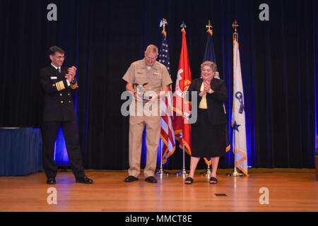 171012-N-SQ 432-085 WASHINGTON (Okt. 2010) 12, 2017) - Vice Adm. David Lewis empfängt die hinteren Adm. Wayne E.Meyer Memorial Award 2017 der Abteilung für die Marine Erwerb Excellence Awards am 12.Oktober. Die Abteilung der Marine Erwerb Excellence Awards wurden von der Sekretär der Marine im Jahr 2008 Militärische und zivile service Einzelpersonen und Teams, die hervorragende Beiträge zur Förderung des Wettbewerbs und der Innovation in der gesamten Akquisition Lebenszyklus und zur Unterstützung der Navy und Marine Corps Erwerb Programme vorgenommen haben, zu erkennen. (U.S. Marine Foto von Masse Kommunikatio Stockfoto