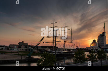 Romantischer Sonnenuntergang in Bremerhaven. Stockfoto