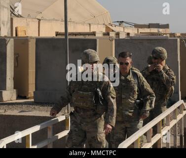 TAJI militärischen Komplex, Irak - Generalmajor Robert White, Kommandierender General, Combined Joint Forces Land Component Command-Betrieb Zugehörig zu lösen, trifft sich mit 29 Combat Aviation Brigade bei seinem Besuch in Taji militärische Komplex, Okt. 12, 2017. Die 29 CAB ist ein Maryland National Guard Brigade im Unterstützung von Combined Joint Task Force - inhärenten Lösung bereitgestellt. CJTF-OIR ist die globale Koalition zu besiegen ISIS im Irak und in Syrien. (U.S. Armee Foto: Staff Sgt. Isolda Reyes) Stockfoto