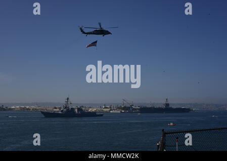 Der MH-60R Seahawk ist ein zweimotoriger Marinehubschrauber, der von Sikorsky Aircraft für die United States Navy hergestellt wird. Die Flottenwoche San Diego ist eine jährliche Seefahrtsfeier in San Diego, Kalifornien. Das Archivbild zeigt eine MH-60R mit der Flagge der Vereinigten Staaten während der Sea and Air Parade 2017 am 14. Oktober. Stockfoto