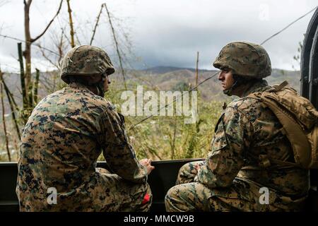 Us-Marines Lance Cpl. Pedro J. Claudio, Links, und Lance Cpl. Jorge A. Afanador, Landung Support Spezialisten mit loslösung 1, Landung Support Unternehmen, Bekämpfung Logistik Regiment 45, 4 Marine Logistics Group, Freiwilligenarbeit mit dem 26 Marine Expeditionary Unit (MEU), beobachten Sie die Beschädigung ihrer Heimat auf dem Weg klar Fahrbahnen in Ponce, Puerto Rico, 7. Oktober 2017 zu helfen. Die 26. MEU, zusammen mit den lokalen Behörden und anderen Verteidigungsministerium Dienstleistungen, unterstützt die Leitung Bundesamt, Federal Emergency Management Agency, bei der Bereitstellung von Hurrikan Hilfsmaßnahmen für Puerto Rico. (U Stockfoto