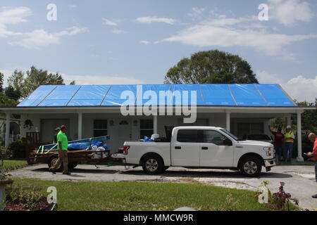 Operation Blue Roof ist ein Notfallprogramm des US Army Corps of Engineers, das temporäre Schutzabdeckungen an sturmgeschädigten Strukturen installiert. Am 1. Oktober 2017 wurde nach dem Hurrikan Irma die Installation von faserverstärkten Kunststofffolien in einem Wohnhaus in Sebring, Florida, abgeschlossen. Das Archivbild dokumentiert die Verfahren nach der Installation während der von Bund verwalteten Dachstabilisierungsbemühungen. Stockfoto