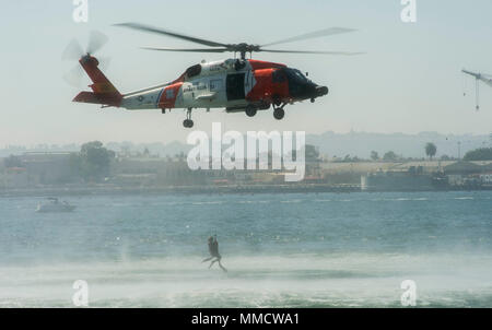 HH-60J Jayhawk ist eine Such- und Rettungshubschraubervariante der Sikorsky H-60-Familie, die während der Flottenwoche San Diego am 14. Oktober 2017 demonstriert wurde. Das Archivbild zeichnet eine Such- und Rettungsanzeige während der See- und Luftparade auf. Stockfoto