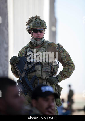 Eine australische Armee Soldat, eingesetzt zur Unterstützung der Combined Joint Task Force - Betrieb Zugehörig zu lösen, bietet Schutz während der Einarbeitung Training mit irakischen Sicherheitskräfte im Camp Taji, Irak, Okt. 12, 2017. Camp Taji ist einer von vier CJTF-OIR Aufbau der Kapazitäten Standorte Ausbildung Partner Kräfte und Verstärkung ihrer Wirksamkeit auf dem Schlachtfeld gewidmet. CJTF-OIR ist die globale Koalition zu besiegen ISIS im Irak und in Syrien. (U.S. Armee Foto von Cpl. Rachel Diehm) Stockfoto