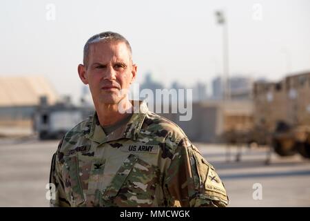 Us-Armee Oberst Charles D. Costanza, stellvertretender kommandierender Offizier für kombinierte Joined Operations Command in Erbil beobachtet, wie der US-Armee Gen. James C. McConville, 36th Vice Chief Personal der Armee und der US-Armee Generalleutnant Paul E. Funk II kommandierenden General der Combined Joint Task Force-Operation inhärenten Lösen und III Armored Corps, kommen in einer C-130 für die wichtigsten Führer und Truppe Engagement in Erbil, Irak, 15. Oktober 2017. Mehr als 70 Koalitionspartner haben sich auf das Ziel der Beseitigung der Bedrohung, die von ISIS im Irak und in Syrien stellten verpflichtet und haben in verschiedenen Kapazitäten an der Bemühung beigetragen. Stockfoto