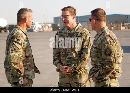 Us-Armee Gen. James C. McConville, 36th Vice Chief Personal der Armee und der US-Armee Generalleutnant Paul E. Funk II kommandierenden General der Combined Joint Task Force-Operation inhärenten Lösen und III Armored Corps, sprechen mit US-Armee Oberst Charles D. Costanza, stellvertretender kommandierender Offizier für kombinierte Joined Operations Command in Erbil während wichtiger Führer und Truppe Engagement in Erbil, Irak, 15. Oktober 2017. Mehr als 70 Koalitionspartner haben sich auf das Ziel der Beseitigung der Bedrohung, die von ISIS im Irak und in Syrien stellten verpflichtet und haben in verschiedenen Kapazitäten an der Bemühung beigetragen. CJTF-OIR ist t Stockfoto