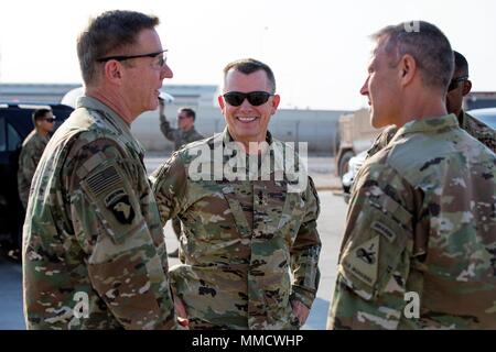 Us-Armee Gen. James C. McConville, 36th Vice Chief Personal der Armee und der US-Armee Generalleutnant Paul E. Funk II kommandierenden General der Combined Joint Task Force-Operation inhärenten Lösen und III Armored Corps, sprechen mit US-Armee Oberst Charles D. Costanza, stellvertretender kommandierender Offizier für kombinierte Joined Operations Command in Erbil während wichtiger Führer und Truppe Engagement in Erbil, Irak, 15. Oktober 2017. Mehr als 70 Koalitionspartner haben sich auf das Ziel der Beseitigung der Bedrohung, die von ISIS im Irak und in Syrien stellten verpflichtet und haben in verschiedenen Kapazitäten an der Bemühung beigetragen. CJTF-OIR ist t Stockfoto