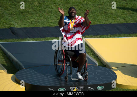 Pensionierte Armee SPC. Anthony Pone reagiert auf Gold Im 2017 Invictus Spiele in Toronto, Kanada, Sept. 24, 2017. Die Invictus Games, von Prinz Harry im Jahr 2014 gegründet, vereint die Verwundeten und verletzten Veteranen aus 17 Nationen für 12 adaptive Sportveranstaltungen, einschließlich Leichtathletik, Rollstuhl basketball Rollstuhl Rugby, Schwimmen, Volleyball, und Neu in der 2017 Spiele, Golf. (DoD Foto von EJ Hersom) Stockfoto